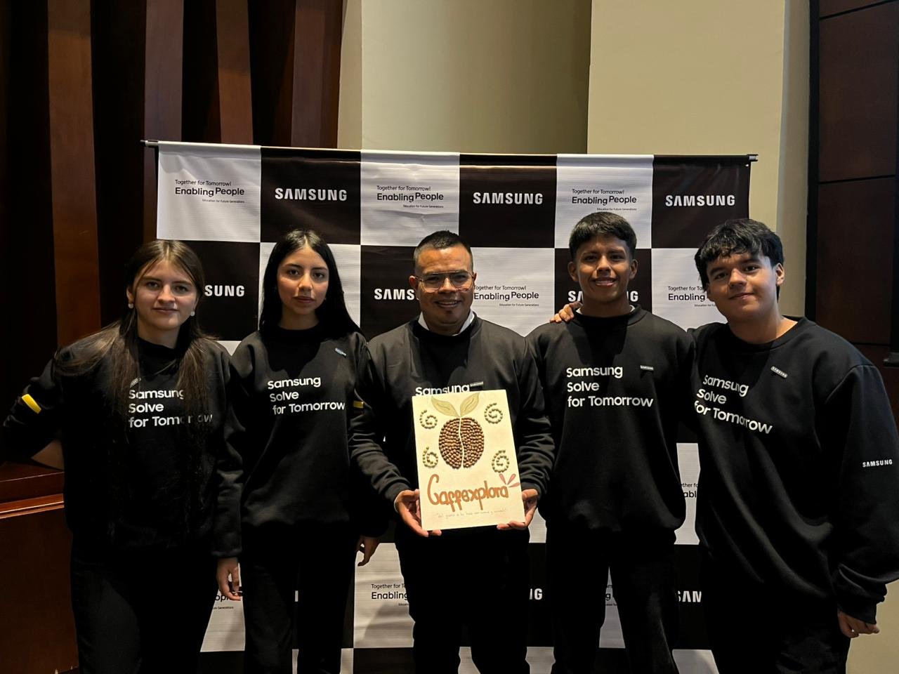 Con cartel Caffexplora