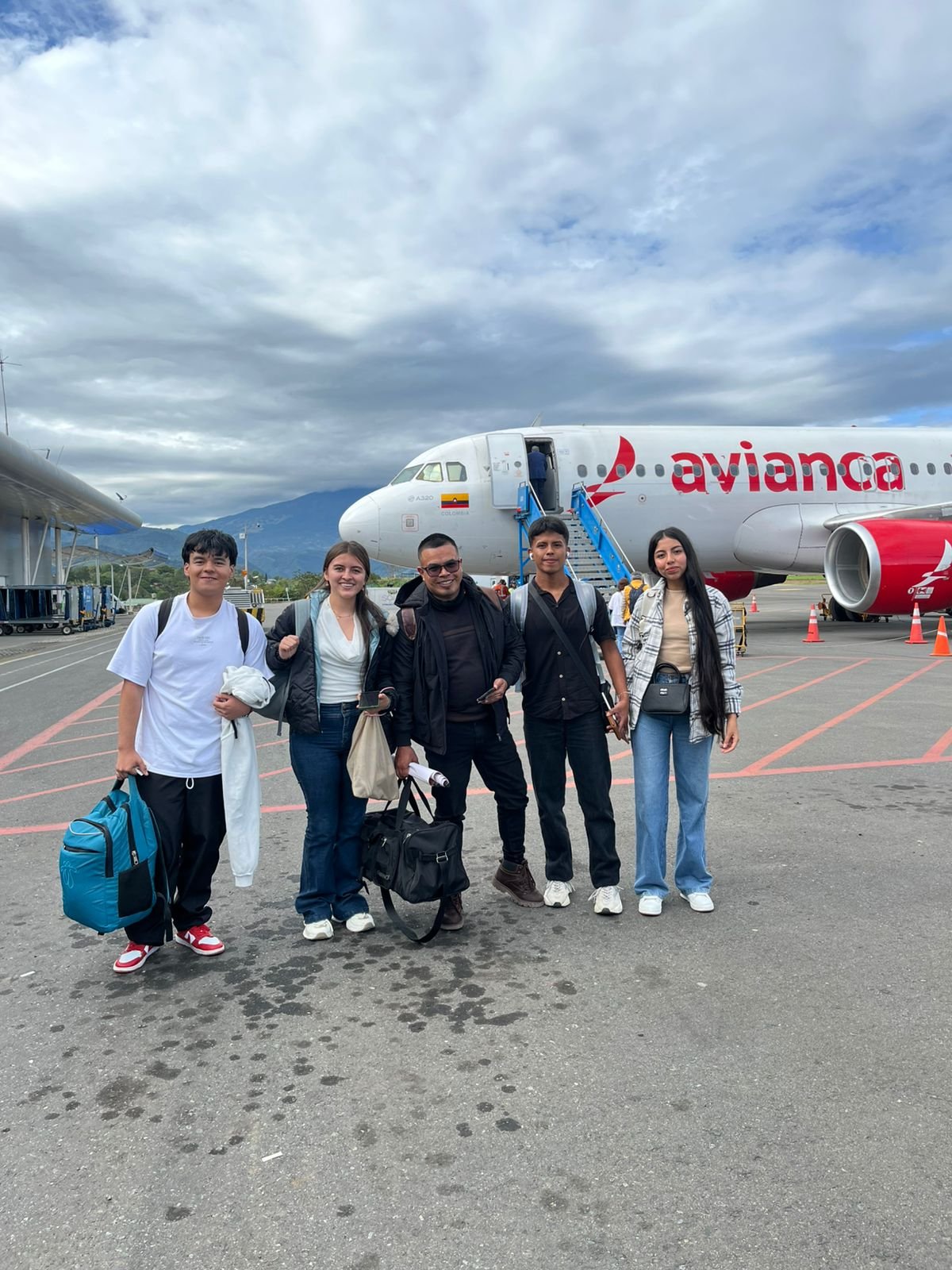 Frente al avión Avianca